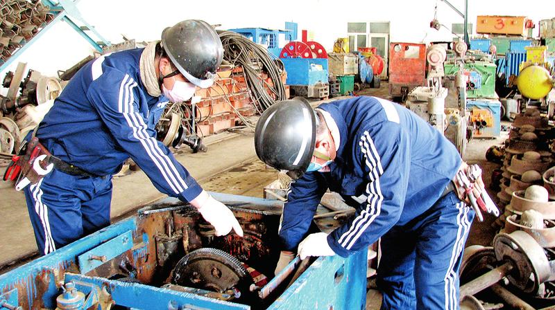 7月以來(lái)，國(guó)家能源集團(tuán)平莊煤業(yè)風(fēng)水溝礦運(yùn)輸區(qū)采用一對(duì)一“師帶徒”模式，通過(guò)手把手、現(xiàn)場(chǎng)小課堂等方式，提升員工素質(zhì)和技能，在各自崗位上勇拼搏、創(chuàng)佳績(jī)。圖為7月16日，該區(qū)電機(jī)車(chē)維修工首席技師現(xiàn)場(chǎng)講解機(jī)車(chē)拆解步驟及原理。（王樹(shù)成 石蒙 攝）