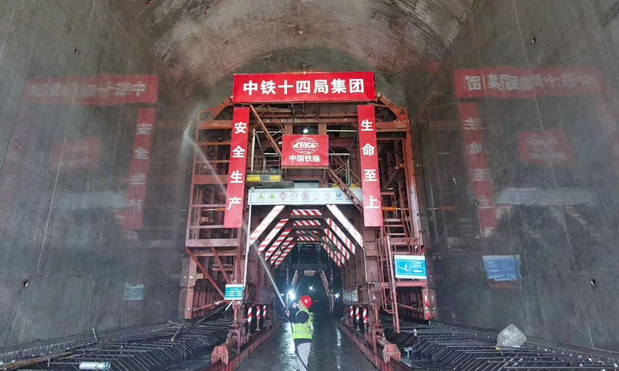 從外觀上看，與普通的混凝土襯砌無異，灑上水之后，竟然變得和鏡子一樣光可鑒人。參加工作3年的一線技術人員陳童，終于見到了大學課本里經常提到的“清水鏡面混凝土”。圖為中鐵十四局二公司施工的鏡面混凝土。