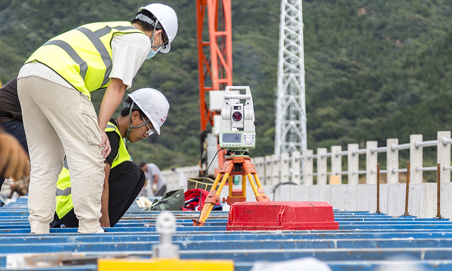 京沈客專北端通過沈陽樞紐與哈大高鐵銜接，南端經北京樞紐與京廣、京滬高鐵相連，是縱貫南北、溝通東北與中南地區的高速鐵路客運通道。它將使承德融入北京、天津一小時經濟圈，促進京津冀協同發展，加強華北地區與東北地區的互通交往，對振興我國東北老工業基地起到積極推動作用。圖為軌道板精調作業。