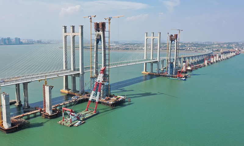 9月11日，一臺700噸大型浮吊成功將313.9噸重的鋼箱梁放置在塔區存梁支架上，標志著新建福廈鐵路泉州灣跨海大橋首榀鋼箱梁吊裝順利完成，國內首座設計時速350公里的跨海高鐵大橋主體施工正式進入鋼箱梁、斜拉索安裝階段。圖為新建福廈鐵路泉州灣跨海大橋首榀鋼箱梁吊裝現場。（新華社記者 林善傳 攝）