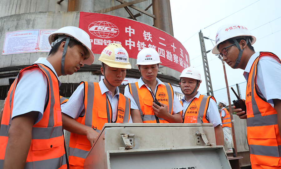 鐵四院贛深指揮部積極組織橋梁、地路等相關(guān)專(zhuān)業(yè)，深入現(xiàn)場(chǎng)研究樁基布置和承臺(tái)優(yōu)化方案，在橋梁院、地路院等相關(guān)單位的大力支持下，及時(shí)完成了巖溶樁基補(bǔ)勘和設(shè)計(jì)，為后續(xù)轉(zhuǎn)體、鋪軌、架梁作業(yè)奠定基礎(chǔ)，有力保障了整座橋梁的施工工期。圖為技術(shù)人員操作主控平臺(tái)實(shí)施轉(zhuǎn)體。