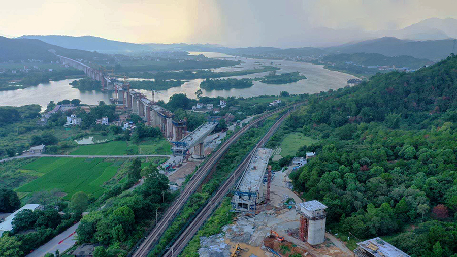圖為贛深高鐵柳城上跨京九既有線(xiàn)。