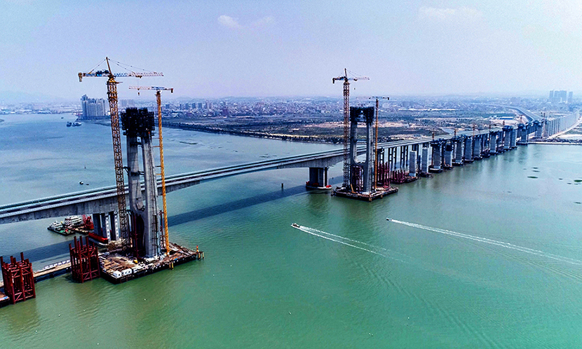 泉州灣跨海大橋身披三個“世界第一”，一個“世界第四”：世界首座高速鐵路跨海大跨斜拉橋，世界首座行車速度超過300公里/小時的跨海大跨橋梁，世界首座采用免涂裝耐候鋼的大型跨海工程，世界第四長跨海鐵路大橋。圖為建設(shè)中的泉州灣跨海大橋。