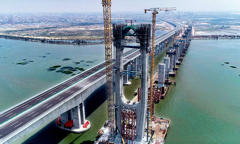 鐵四院聯(lián)合美術(shù)院校開展了景觀專題設(shè)計。橋塔融入海洋元素，采用了貝殼形曲線橋塔，兼顧結(jié)構(gòu)合理和建筑美學(xué)。深水區(qū)引橋在國內(nèi)鐵路上首次采用無支座整體式橋梁，縮短了海上施工作業(yè)時間，實現(xiàn)海上長聯(lián)引橋不設(shè)支座、減少了后期維養(yǎng)，滿足無砟軌道鋪設(shè)的技術(shù)條件和地震高烈度區(qū)長聯(lián)高墩跨海大橋的抗震要求。圖為建設(shè)中的泉州灣跨海大橋。