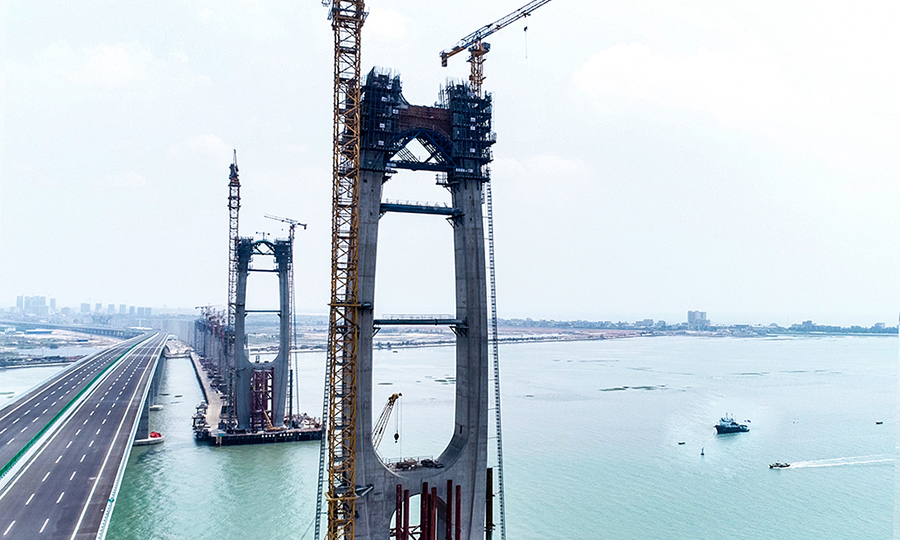 設(shè)計團隊研發(fā)采用免涂裝鎳系耐海洋大氣腐蝕鋼、石墨烯防腐涂裝體系，以實現(xiàn)“少涂裝·綠色耐久”的綠色全壽命設(shè)計。鐵四院和施工單位以及相關(guān)研究院一起，攻克風(fēng)大、水深、浪大、潮差大、高鹽分、高濕度等海洋環(huán)境條件以及海峽西岸地震高烈度區(qū)的工程挑戰(zhàn)，實現(xiàn)了鐵路鋼-混結(jié)合梁斜拉橋、無支座整體式剛構(gòu)橋、耐海洋大氣腐蝕鋼結(jié)構(gòu)等三大技術(shù)體系的重大創(chuàng)新和突破。圖為建設(shè)中的泉州灣跨海大橋。