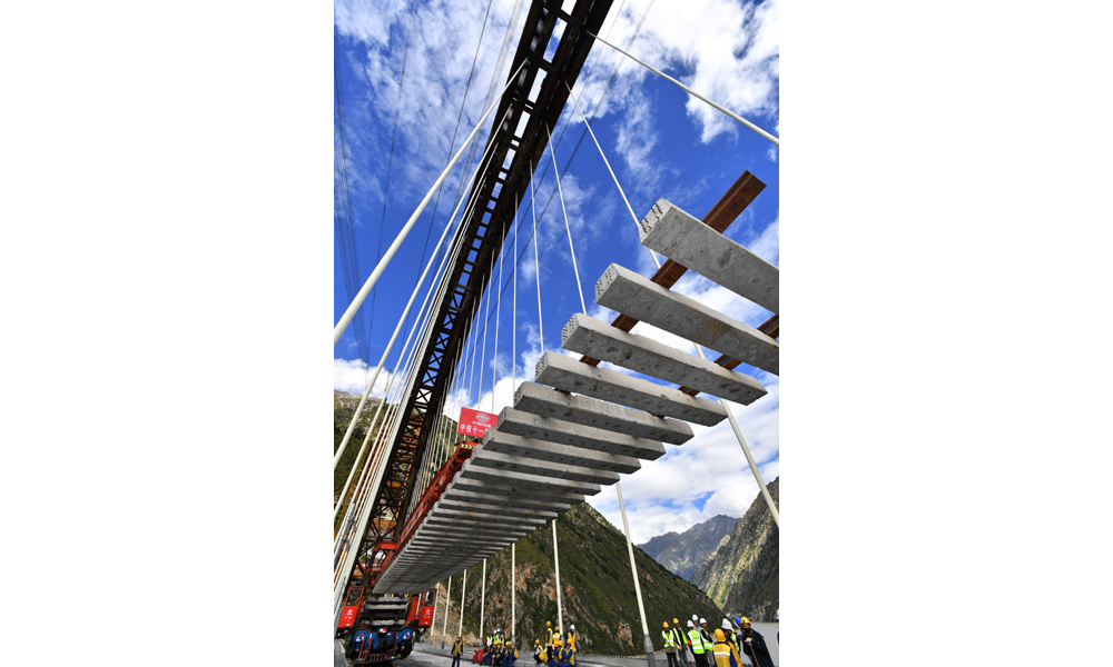 圖為9月20日，中鐵十一局工程技術人員在藏木特大橋上鋪軌。（新華社記者 覺果 攝）