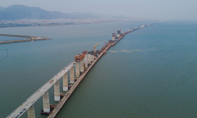 近日，新建福廈鐵路湄洲灣跨海大橋作業(yè)加緊推進，施工單位克服入秋以來海上風大浪大、晝夜溫差大等困難，確保工程進度。福廈高鐵是我國首條跨海高鐵。圖為11月2日拍攝的新建福廈鐵路湄洲灣跨海大橋建設(shè)現(xiàn)場。（新華社記者 宋為偉 攝）