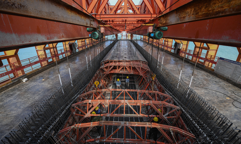 圖為11月2日，中鐵十一局工人在新建福廈鐵路湄洲灣跨海大橋建設(shè)現(xiàn)場施工。（新華社記者 宋為偉 攝）