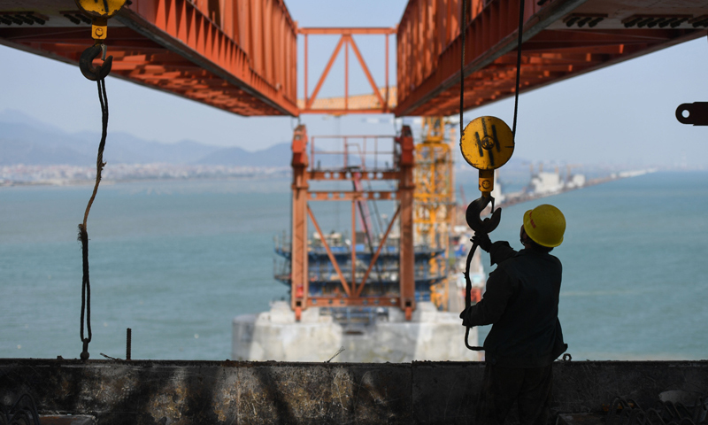 圖為11月2日，中鐵十一局工人在新建福廈鐵路湄洲灣跨海大橋建設(shè)現(xiàn)場施工。（新華社記者 宋為偉 攝）