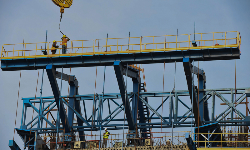 圖為11月2日，中鐵十一局工人在新建福廈鐵路湄洲灣跨海大橋建設(shè)現(xiàn)場施工。（新華社記者 宋為偉 攝）