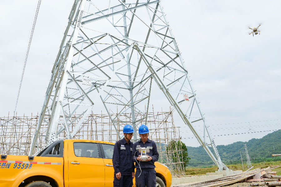 南方電網(wǎng)深入落實(shí)“四個(gè)革命、一個(gè)合作”能源安全新戰(zhàn)略，順應(yīng)能源轉(zhuǎn)型大趨勢，加快新能源開發(fā)利用，積極發(fā)揮海上風(fēng)電產(chǎn)業(yè)優(yōu)勢。南方電網(wǎng)廣東電網(wǎng)公司成立海上風(fēng)電服務(wù)中心，加快風(fēng)電項(xiàng)目并網(wǎng)接入，建設(shè)相關(guān)配套線路工程。截止到2020年底，廣東海上風(fēng)電項(xiàng)目中，湛江外羅一期、陽江南鵬島已實(shí)現(xiàn)全容量并網(wǎng)，珠海桂山一期、陽江沙扒一期、珠海金灣等部分容量并網(wǎng)發(fā)電，實(shí)現(xiàn)了風(fēng)電投產(chǎn)即并網(wǎng)消納。圖為南方電網(wǎng)廣東陽江供電局輸電所利用無人機(jī)開展沙扒海上風(fēng)電接入線路查驗(yàn)。