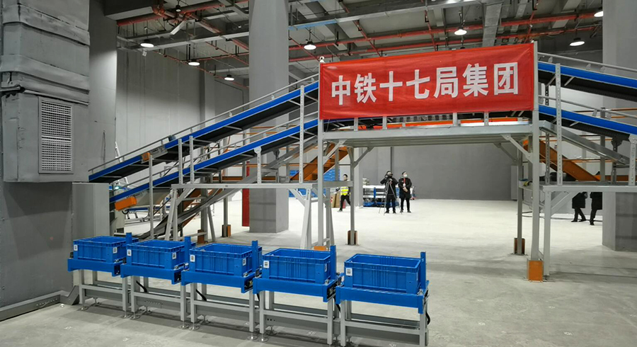 新建貴州省圖書(shū)館項(xiàng)目總建設(shè)面積近8萬(wàn)平方米，分為地下3層、地上7層，設(shè)計(jì)總藏書(shū)量400萬(wàn)冊(cè)。建成后，每天最多能容納2萬(wàn)人次的進(jìn)館量，提供約3500個(gè)閱讀座位，可滿足貴州省圖書(shū)館未來(lái)20年的圖書(shū)儲(chǔ)存和讀者借閱需要。圖為自動(dòng)分揀區(qū)。