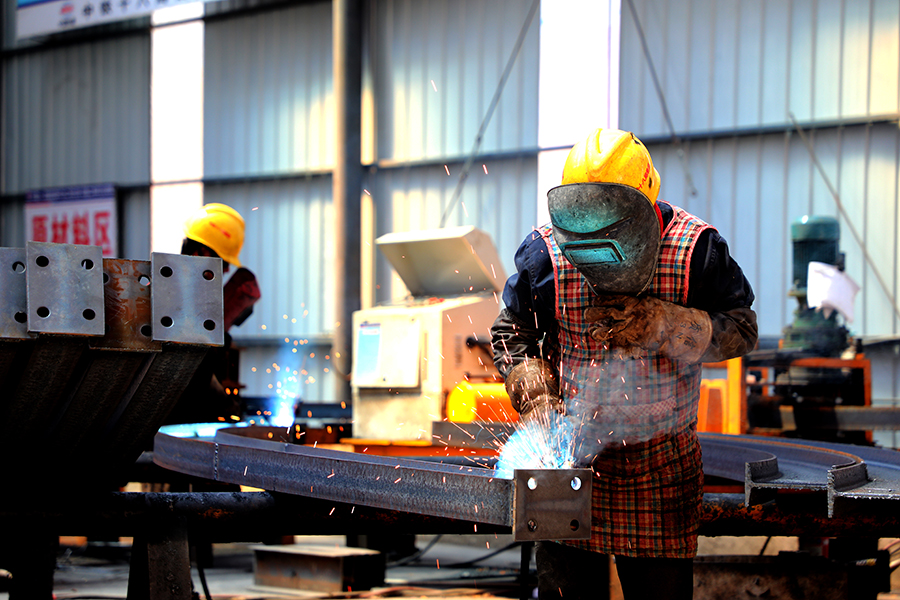 滇中地區是全國干旱最嚴重地區之一，目前人均占有水資源量僅為700立方米左右，遠低于人均水資源量l700立方米的警戒線。為此，國家集中人力財力，全面布局建設該特大型跨流域調水工程，受水區共涉及6州（市）的35個縣（市、區），面積3.69萬平方公里，受益人口超過1100萬，整個工程預計在2026年之前全面建成。圖為技術工人加緊焊制隧道拱架。