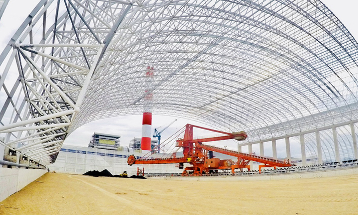 越南永新一期BOT項目是目前中國企業(yè)在越南投資規(guī)模最大的電力BOT項目，也是中國企業(yè)在越南的第一個電力BOT項目。圖為煤場斗輪機正在卸煤。（林丹丹 攝）