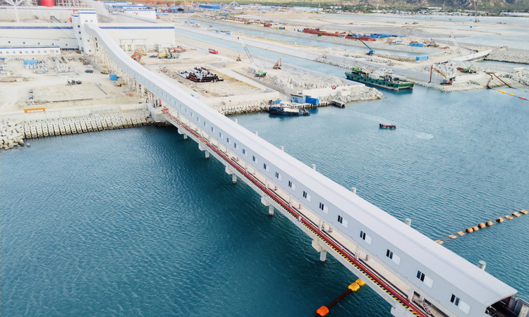 這個項目的實施，將有效緩解越南南部電力緊缺的局面，實現(xiàn)兩國資源的優(yōu)勢互補，帶動越南電力產(chǎn)業(yè)升級，為越南的經(jīng)濟發(fā)展提供新的保障。與此同時，該項目在越南當?shù)匾蔡峁┝烁嗟膭趧恿Φ臋C會，對當?shù)氐墓I(yè)、人才培養(yǎng)都有極大的提高。圖為越南永新電廠煤碼頭至煤場的輸煤棧橋。（劉挺 攝）