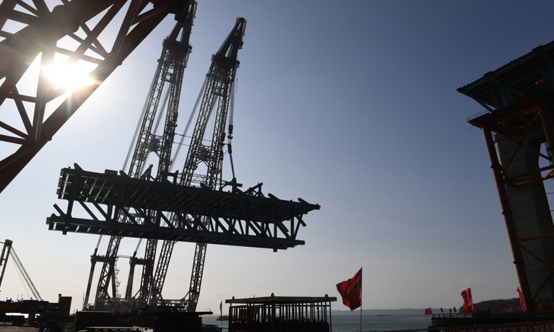 2018年1月22日，平潭海峽公鐵兩用大橋首跨3400噸鋼桁梁接近橋墩位。（新華社記者 林善傳 攝）