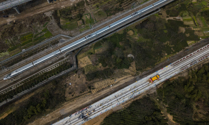 3月12日，在浙江省杭州市蕭山區(qū)的傳芳特大橋上，中鐵四局順利鋪下最后一對(duì)500米長(zhǎng)鋼軌，鋁熱焊機(jī)完成最后一對(duì)軌頭焊接，標(biāo)志著杭州至黃山鐵路客運(yùn)專線軌道全線貫通，為今年正式開(kāi)通運(yùn)營(yíng)奠定了基礎(chǔ)。（新華社記者 黃宗治 攝）