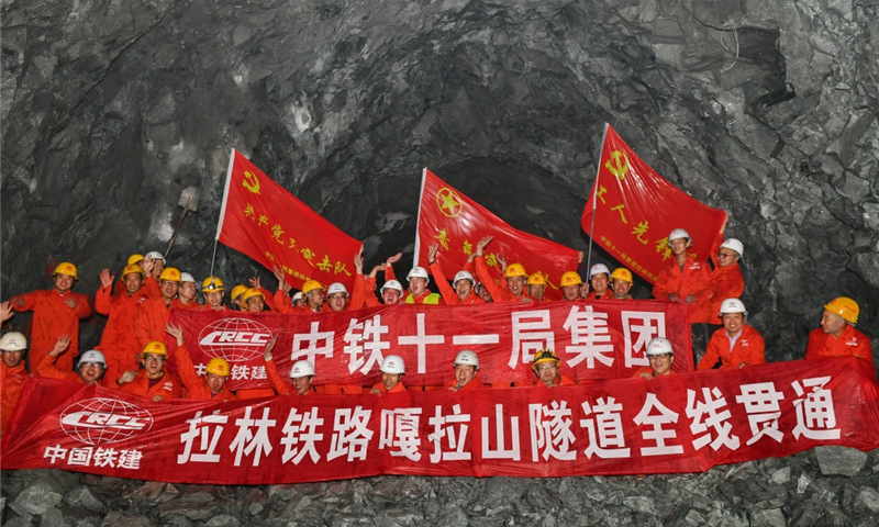 嘎拉山隧道位于西藏拉薩市曲水縣和山南市貢嘎縣境內，是川藏鐵路拉薩至林芝段的重點工程和工期控制性工程，隧道全長4373米，最大埋深674米，線路平均海拔3600米，氣候和施工條件比較艱苦。（新華社記者 張汝鋒 攝）