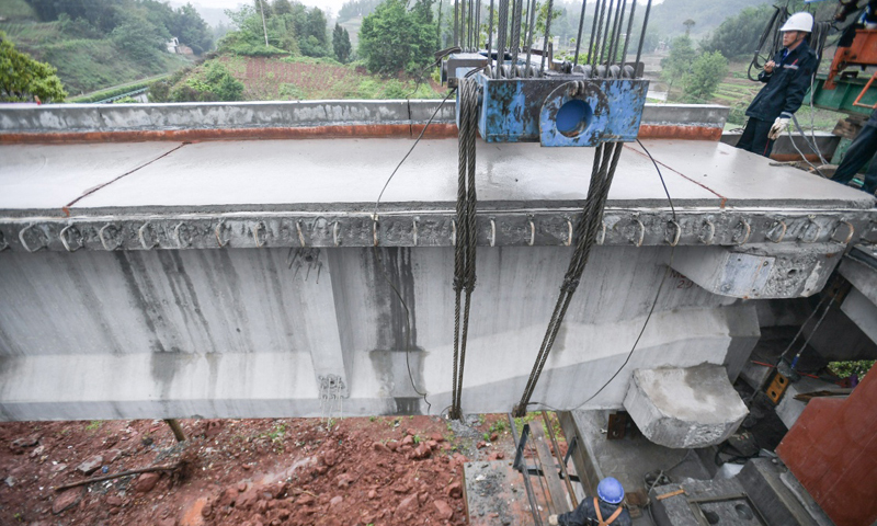 4月24日在四川雅安市境內的川藏鐵路成雅段最后一片T梁架設施工現場。（新華社記者 薛玉斌 攝）