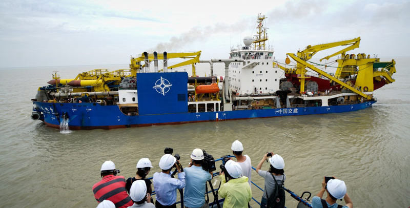 6月8日，由中交天津航道局投資建造，具有中國自主知識產(chǎn)權(quán)的亞洲最大重型自航絞吸挖泥船“天鯤號”，緩緩駛離位于江蘇啟東的船廠碼頭，正式開啟為期3天的海試。（新華社記者 李響 攝）