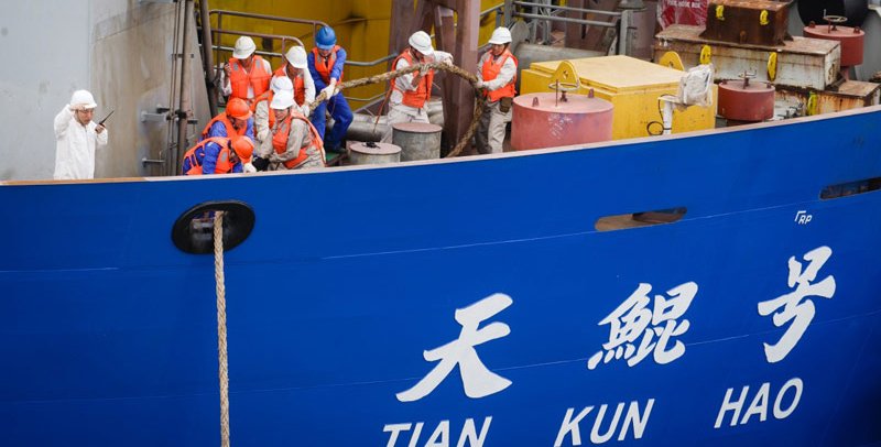 6月8日，工作人員進行“天鯤號”出海試航前的準(zhǔn)備工作。（新華社記者 李響 攝）