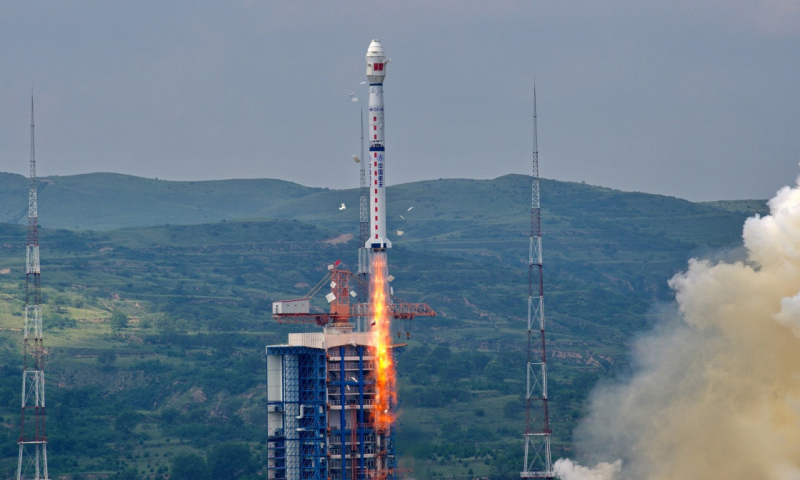 高分十一號衛(wèi)星主要應(yīng)用于國土普查、城市規(guī)劃、土地確權(quán)、路網(wǎng)設(shè)計、農(nóng)作物估產(chǎn)和防災(zāi)減災(zāi)等領(lǐng)域，可為國家重大戰(zhàn)略實施和國防現(xiàn)代化建設(shè)提供信息保障。（新華社記者 曹陽 攝）