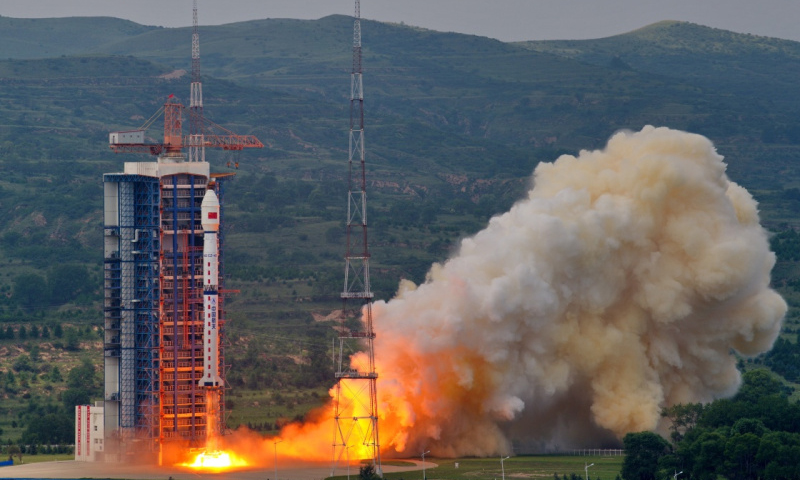 執(zhí)行本次發(fā)射任務(wù)的長征四號乙運載火箭由航天科技集團八院抓總研制，是一款常溫液體推進(jìn)劑三級運載火箭。該火箭主要用于發(fā)射太陽同步軌道衛(wèi)星，具有可靠性高和適應(yīng)強的特點。（新華社記者 曹陽 攝）