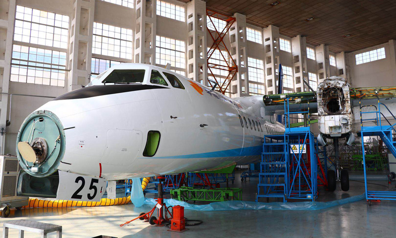 不久的將來，“一帶一路”沿線上會有更多的新舟飛機不斷加盟，讓更多國家和地區的人民享受到新舟飛機所帶來的便捷與實惠。圖為新舟60飛機制造過程。（王文鐸 攝）