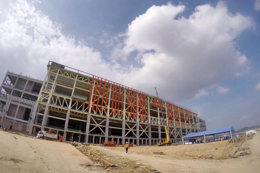 9月9日，記者在位于廣州的項目現(xiàn)場看到，由中國建筑一局（集團）有限公司（以下簡稱“中建一局”）承建的廣州超視堺第10.5代線項目正在抓緊施工建設(shè)，主體結(jié)構(gòu)已經(jīng)完工。預(yù)計2019年上半年建成投產(chǎn)，以改變我國“缺芯少屏”現(xiàn)狀。屆時將生產(chǎn)出8K超高清、全球最大尺寸（176寸）的液晶顯示屏。圖為“中國屏”廣州超視堺第10.5代線項目主體結(jié)構(gòu)工程項目。（國資委新聞中心 語謙攝）