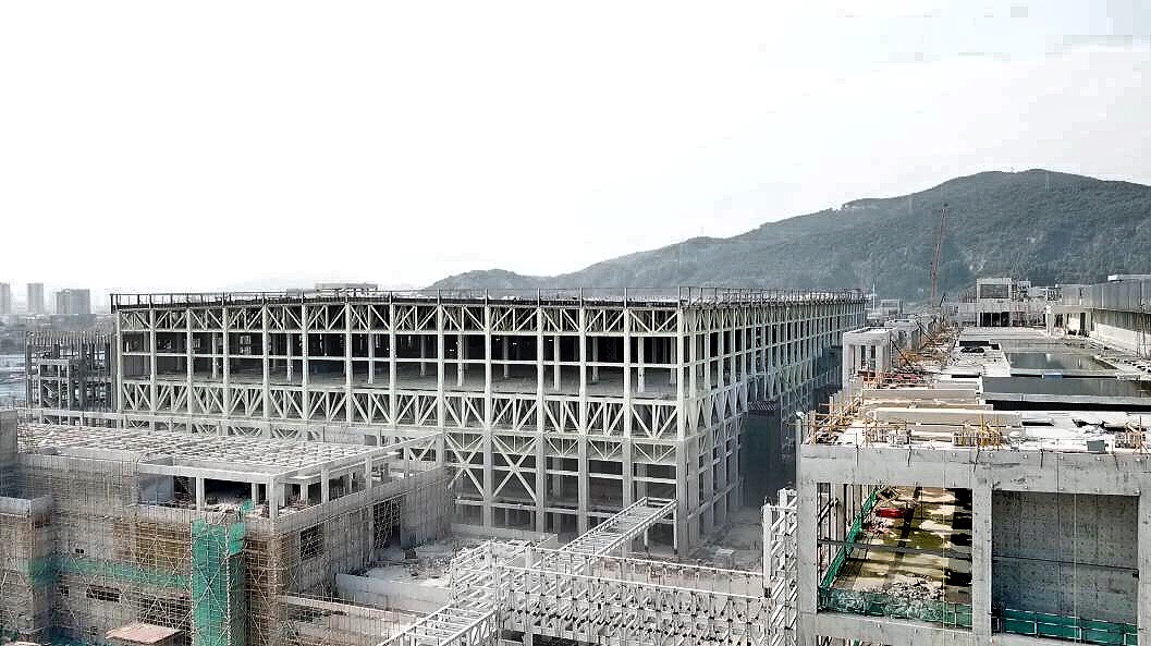 廣州超視堺潔凈區(qū)域達9萬平方米，相當于12.6個標準足球場，其潔凈標準相當于醫(yī)院手術(shù)室要求的10倍。圖為廣州超視堺項目廠房。（國資委新聞中心 語謙攝）