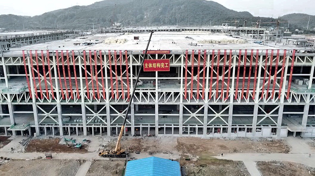 中建一局建造的“中國屏”廠房，再次填補了中建建造史的空白，見證了中國半導(dǎo)體行業(yè)的崛起，也為“一帶一路”沿線國家的工業(yè)建筑提供了“潔凈建造”中國標準。圖為廣州超視堺項目廠房。（國資委新聞中心 語謙攝）
