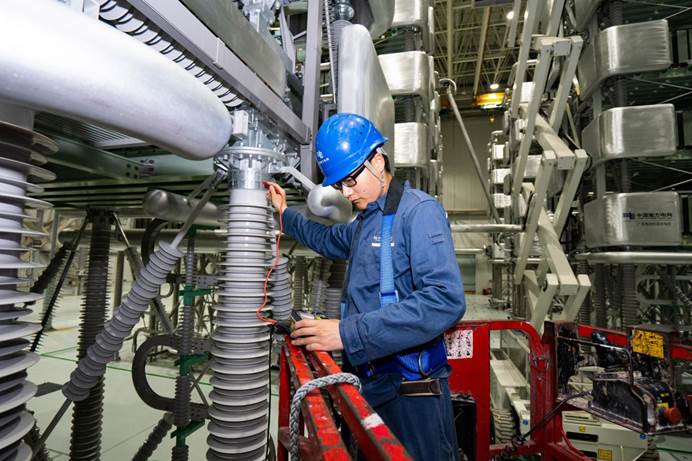 東莞供電局的工程建設人員在開展設備的驗收及檢查工作。顧萱 攝 (2)