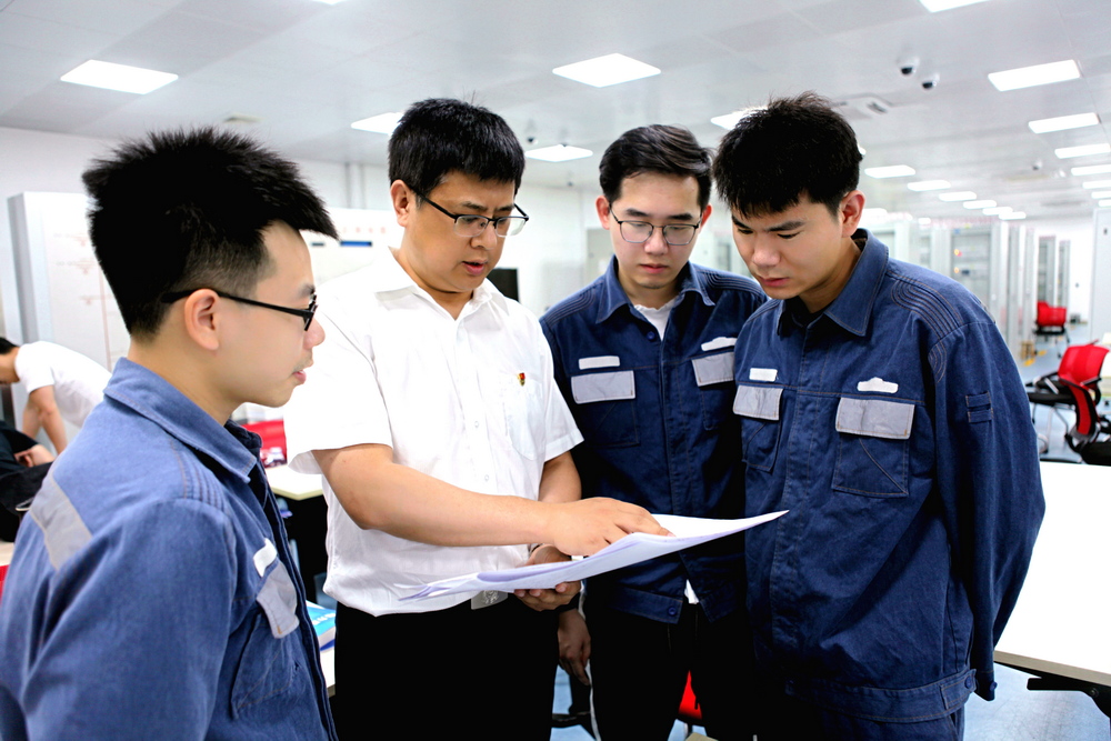 06 王其林一直都努力做好“傳幫帶”，傳承工匠精神，帶領(lǐng)同事共同進(jìn)步。（王其林提供）.jpg