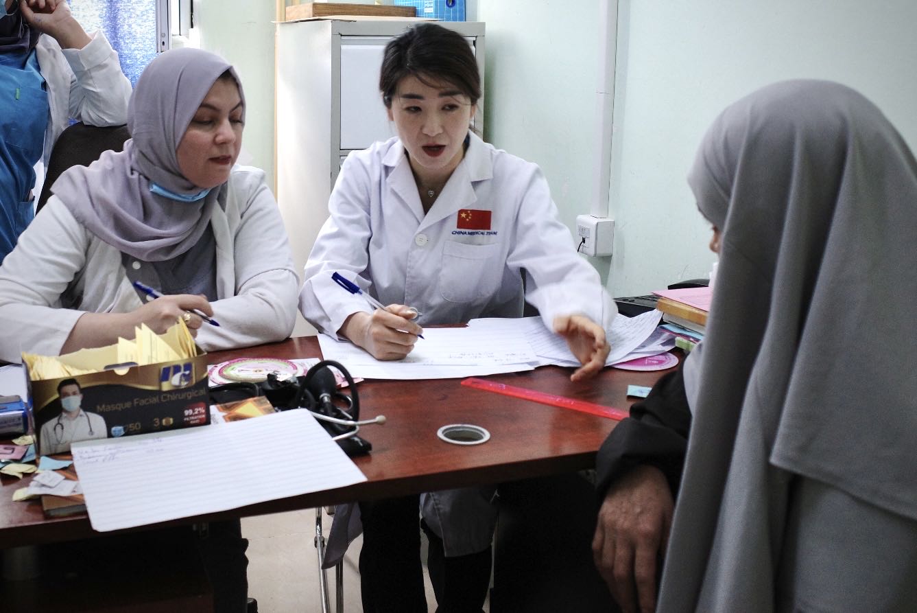 中國第27批援阿爾及利亞醫(yī)療隊在阿爾及利亞賽伊達為當(dāng)?shù)鼐用耖_展義診活動.jpg