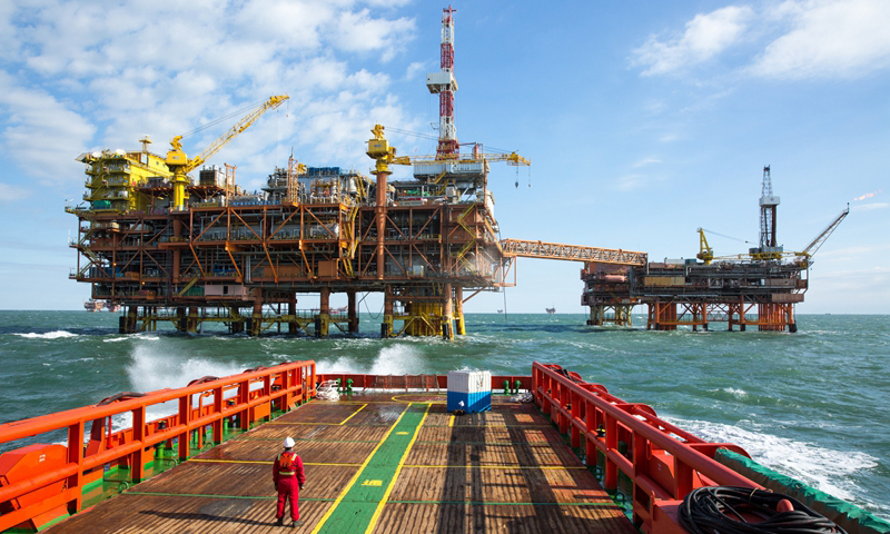 7月30日,渤海油田遼東作業公司創造了連續10年穩產油氣超過千萬噸的生產紀錄,已累計生產油氣超1.8億噸。該公司下轄11個油氣田、58座采油平臺、3座陸地終端廠,其中包括我國最大的海上自營油田——綏中36-1油田、首座“樁基沉箱式多功能抗冰平臺”——錦州9-3油田等。圖為忙碌的海上油田一隅。