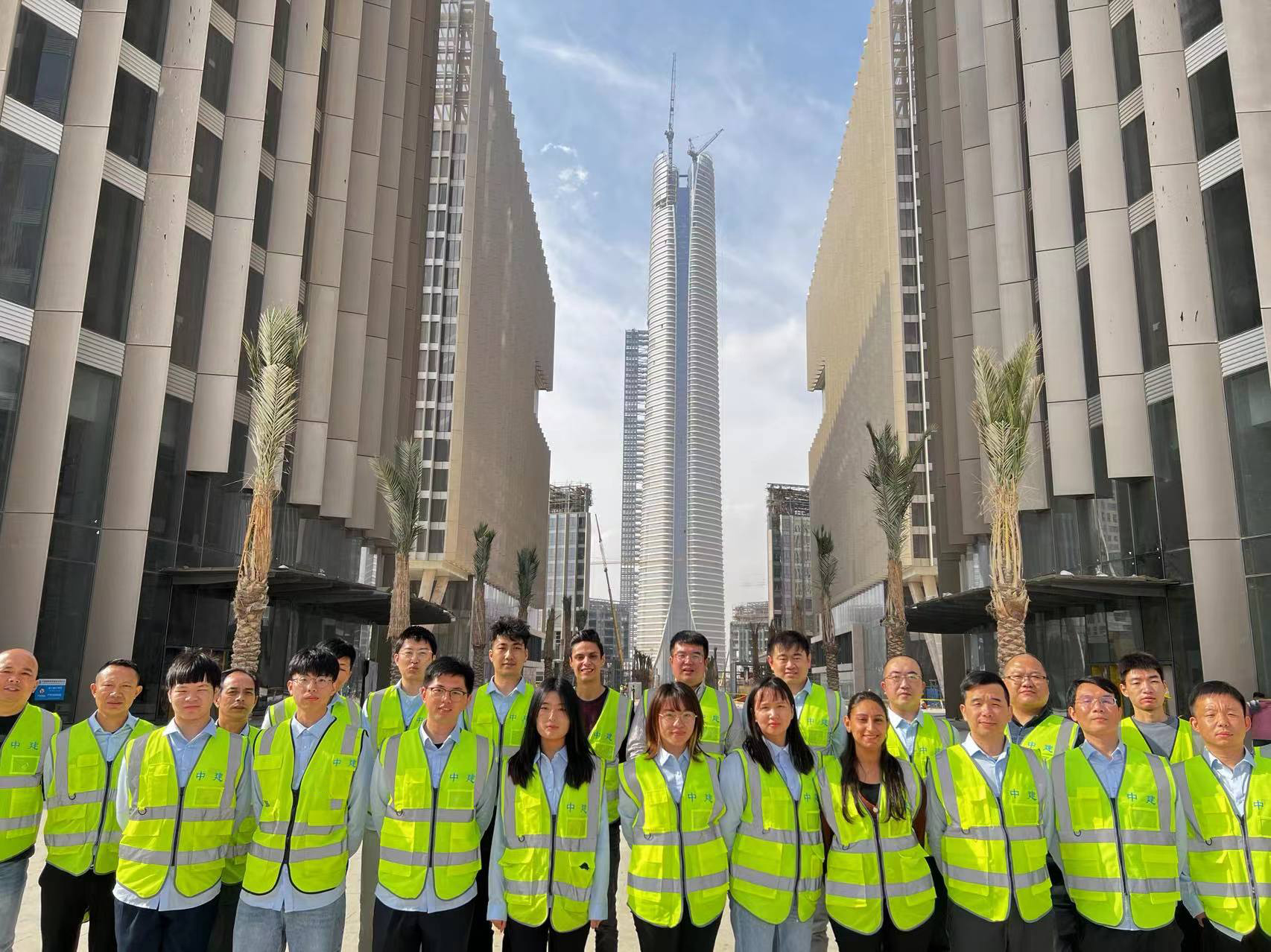 5.埃及新行政首都CBD項(xiàng)目管理人員與屬地員工合影.jpg